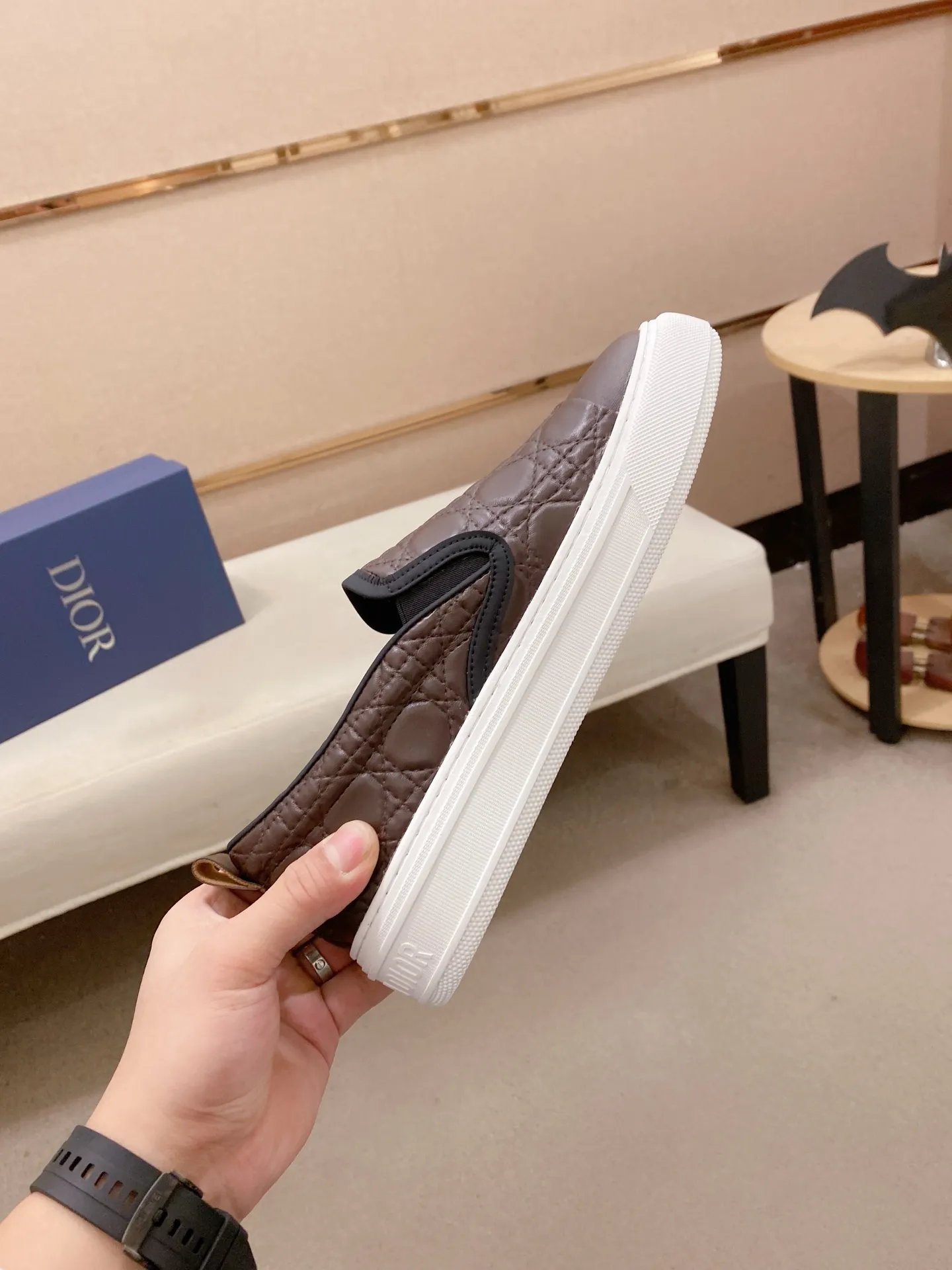 Factory price: 380💰 (leather lining * velvet lining optional) [Dior·Dio*] new casual sports style men's shoes, brand new design, perfect workmanship, slip-on lazy style to create cabinet quality, upper: imported first-layer cowhide, sheepskin lining is soft and comfortable, ultra-light rubber wear-resistant outsole, simple, versatile men's shoes, size: 39-44. Can be customized.45.46.47